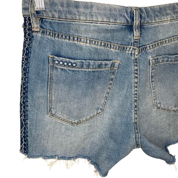 Blank NYC Embroidered Denim Hiker Shorts in Free-Bee Cutoff Raw Hem NWT Size 28 - Picture 14 of 16